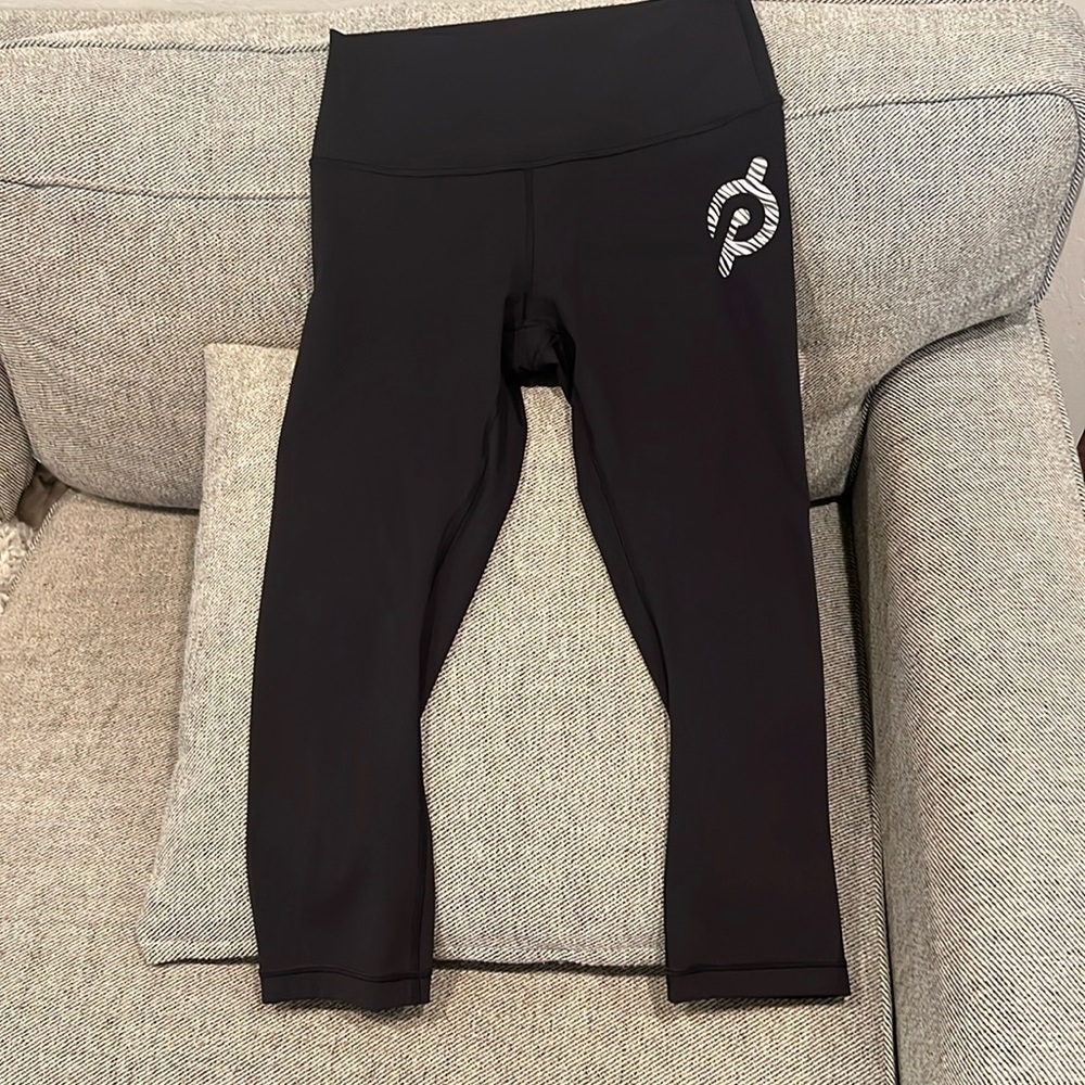 Gently used Peloton Lululemon Wunder Under High Rise Zebra  Capri Legging Sz 8